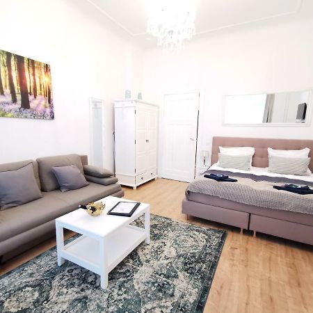 Kvh By Rockchair Apartments L Superhost Status L Boxspringbett Am Schloss Charlottenburg Welcomes You! Berlin Bagian luar foto