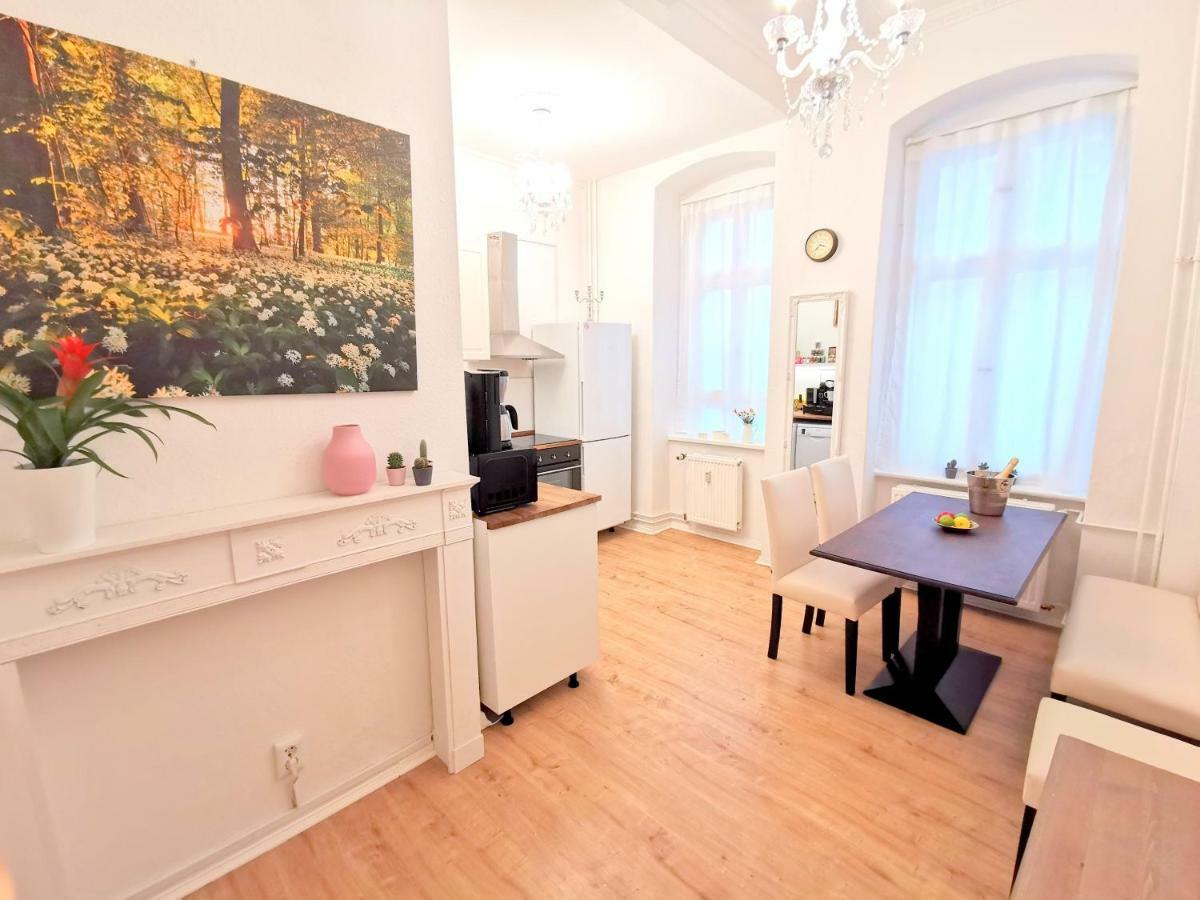 Kvh By Rockchair Apartments L Superhost Status L Boxspringbett Am Schloss Charlottenburg Welcomes You! Berlin Bagian luar foto