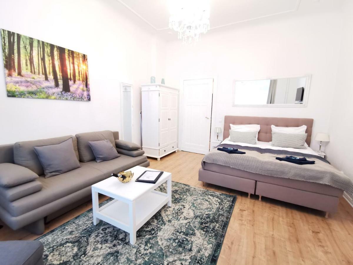 Kvh By Rockchair Apartments L Superhost Status L Boxspringbett Am Schloss Charlottenburg Welcomes You! Berlin Bagian luar foto