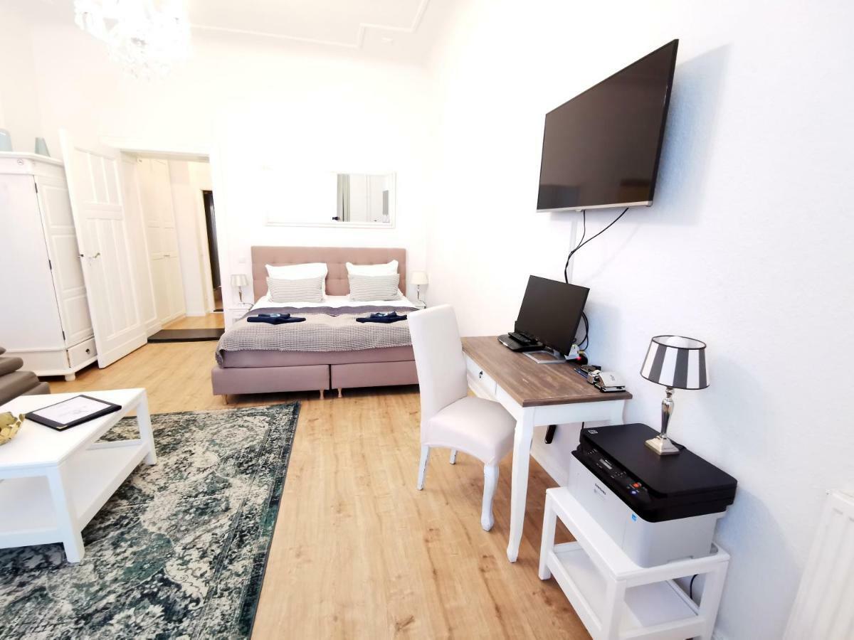 Kvh By Rockchair Apartments L Superhost Status L Boxspringbett Am Schloss Charlottenburg Welcomes You! Berlin Bagian luar foto